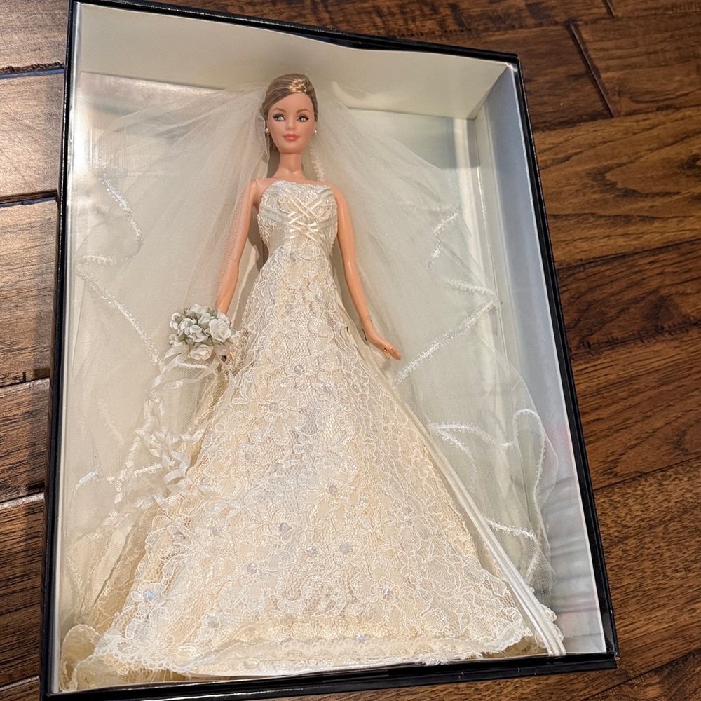 Barbie Collector Carolina Herrera Bride Doll 2005 Gold Label #B9797